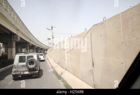 Baghdad, Iraq. 22nd Sep, 2016. Cars drive along walls and fences in the Green Zone in Baghdad, Iraq, 22 September 2016. The central government buildings, several embassies, offices of international organizations, and apartments are located in the extra secured Green Zone in the capital. Photo: MICHAEL KAPPELER/dpa/Alamy Live News Stock Photo