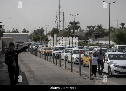 Baghdad, Iraq. 22nd Sep, 2016. Commuter traffic backs up on the edge of the Green Zone in Baghdad, Iraq, 22 September 2016. The central government buildings, several embassies, offices of international organizations, and apartments are located in the extra secured Green Zone in the capital. Photo: MICHAEL KAPPELER/dpa/Alamy Live News Stock Photo