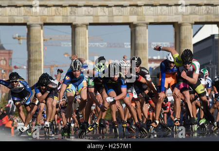 Berlin, Germany. 24th Sep, 2016. Numerous in-line skaters sprint towards the finish line during the in-line skating competition at the 43rd Berlin Marathon in Berlin, Germany, 24 September 2016. Photo: KLAUS-DIETMAR GABBERT/dpa/Alamy Live News Stock Photo