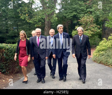 Boston, Massachusetts, USA. 24th Sep, 2016. US Foreign Minister John Kerry (2nd f.r.) receives his colleagues Paolo Gentiloni (Italy, r-l), Jean-Marc Ayrault (France), Boris Johnson (United Kingdom) and Frank-Walter Steinmeier(SPD, Germany) as well as the EU foreign commissioner, Federica Mogherini on the grounds of Tufts University in his hometown Boston, US, 24 September 2016. PHOTO: CHRISTOPH SATOR/dpa Credit:  dpa picture alliance/Alamy Live News Stock Photo