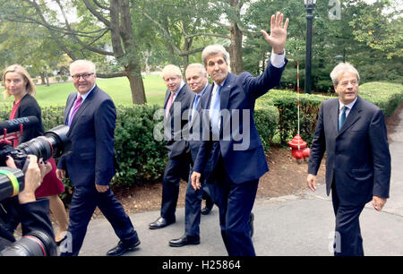 Boston, Massachusetts, USA. 24th Sep, 2016. US Foreign Minister John Kerry (2nd f.r.) receives his colleagues Paolo Gentiloni (Italy, r-l), Jean-Marc Ayrault (France), Boris Johnson (United Kingdom) and Frank-Walter Steinmeier(SPD, Germany) as well as the EU foreign commissioner, Federica Mogherini on the grounds of Tufts University in his hometown Boston, US, 24 September 2016. PHOTO: CHRISTOPH SATOR/dpa Credit:  dpa picture alliance/Alamy Live News Stock Photo