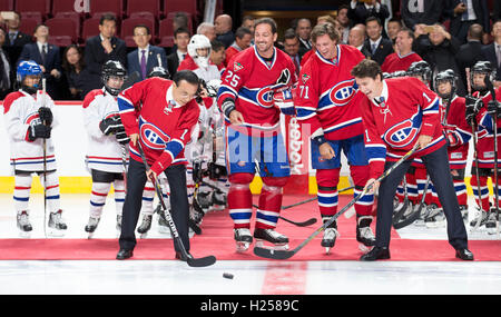 Montreal, Canada. 23rd Sep, 2016. Chinese Premier Li Keqiang and his Canadian counterpart, Justin Trudeau, drop the ceremonial first puck for a training game of young players of Chinese origin as they visit Bell Center of renowned Canadian ice hockey team Montreal Canadiens in Montreal, Canada, Sept. 23, 2016. © Huang Jingwen/Xinhua/Alamy Live News Stock Photo