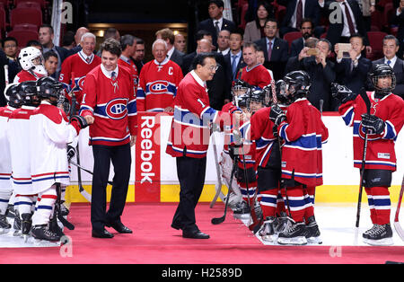 Montreal, Canada. 23rd Sep, 2016. Chinese Premier Li Keqiang and his Canadian counterpart, Justin Trudeau, give high fives with young players of Chinese origin as they visit Bell Center of renowned Canadian ice hockey team Montreal Canadiens in Montreal, Canada, Sept. 23, 2016. © Pang Xinglei/Xinhua/Alamy Live News Stock Photo