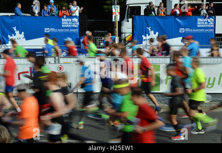 Berlin, Germany. 25th Sep, 2016. Numerous participants starting at the 43rd Berlin Marathon in Berlin, Germany, 25 September 2016. PHOTO: MAURIZIO GAMBARINI/dpa/Alamy Live News Stock Photo