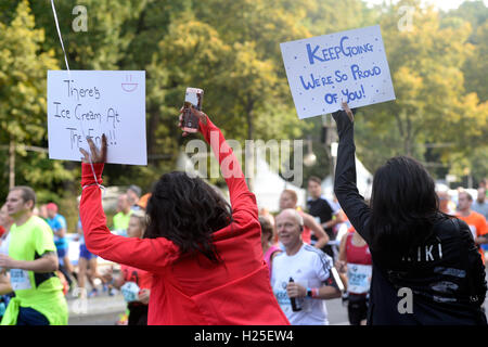 Berlin, Germany. 25th Sep, 2016. Spectators cheering for the participants of the 43rd Berlin Marathon in Berlin, Germany, 25 September 2016. PHOTO: MAURIZIO GAMBARINI/dpa/Alamy Live News Stock Photo