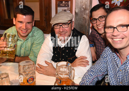 Munich, Germany. 24th Sep, 2016. US-actor and director Kevin Spacey (2nd l) celebrating with the organisers of the 'Bits & Pretzels' event Felix Haas (l-r), Andreas Bruckschloegl and Christian Lohmeier in the Kaefer tent at the Oktoberfest in Munich, Germany, 24 September 2016. The 183rd Oktoberfest continues until 3 October 2016. PHOTO: FELIX HOERHAGER/dpa/Alamy Live News Stock Photo