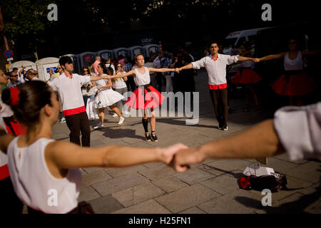 Barcelona, Catalonia, Spain. 25th Sep, 2016. In Barcelona dancers perform the traditional catalan dance La Sardana on occasion of La Merce Festival. © Jordi Boixareu/ZUMA Wire/Alamy Live News Stock Photo