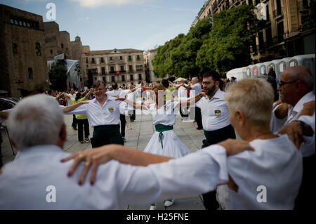 Barcelona, Catalonia, Spain. 25th Sep, 2016. In Barcelona dancers perform the traditional catalan dance La Sardana on occasion of La Merce Festival. © Jordi Boixareu/ZUMA Wire/Alamy Live News Stock Photo