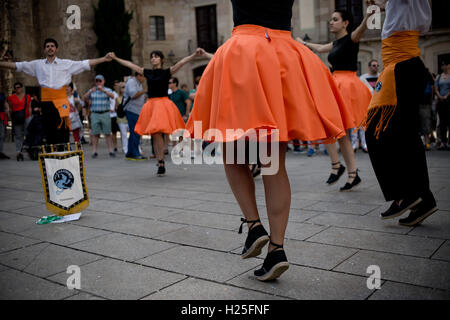 Barcelona, Catalonia, Spain. 25th Sep, 2016. In Barcelona dancers perform the traditional catalan dance La Sardana on occasion of la Merce Festival. © Jordi Boixareu/ZUMA Wire/Alamy Live News Stock Photo