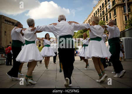 Barcelona, Catalonia, Spain. 25th Sep, 2016. In Barcelona dancers perform the traditional catalan dance La Sardana on occasion of La Merce Festival. © Jordi Boixareu/ZUMA Wire/Alamy Live News Stock Photo