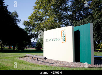 St. Louis, Us. 23rd Sep, 2016. A Monsanto sign at the entrance to Monsanto's headquarters in St. Louis, Missouri on September 23, 2016. Photo: Daniel Dreifuss/dpa/Alamy Live News Stock Photo