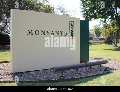 St. Louis, Us. 23rd Sep, 2016. A Monsanto sign at the entrance to Monsanto's headquarters in St. Louis, Missouri on September 23, 2016. Photo: Daniel Dreifuss/dpa/Alamy Live News Stock Photo