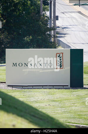 St. Louis, Us. 23rd Sep, 2016. A Monsanto sign at the entrance to Monsanto's headquarters in St. Louis, Missouri on September 23, 2016. Photo: Daniel Dreifuss/dpa/Alamy Live News Stock Photo