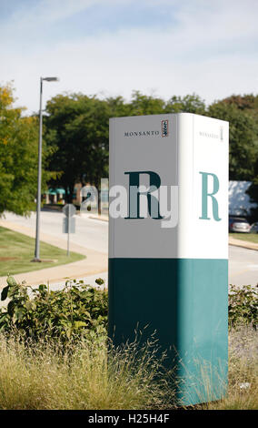 St. Louis, Us. 23rd Sep, 2016. A building R sign at the headquarters of the Monsanto Company, in St. Louis, Missouri on September 23, 2016. Photo: Daniel Dreifuss/dpa/Alamy Live News Stock Photo