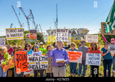 Wawayanda, United States. 24th Sep, 2016. Wawayanda 6 Attorney Michael Sussman. Local residents and activist groups held a press conference and a protest rally calling for the immediate stop of the construction of the CPV gas-fired power plant in the Orange County town of Wawayanda due to the unfolding federal corruption investigation. Credit:  Erik McGregor/Pacific Press/Alamy Live News Stock Photo