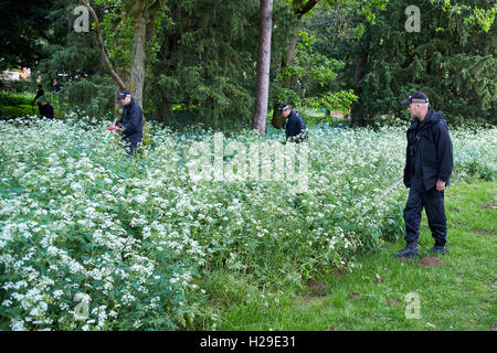 Police search University Parks in Oxford while looking for triple murderer Jed Allen Stock Photo