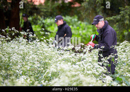 Police search University Parks in Oxford while looking for triple murderer Jed Allen Stock Photo