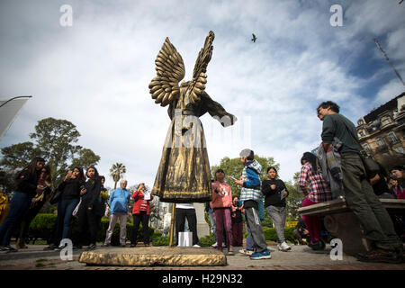 Buenos Aires, Argentina. 24th Sep, 2016. Visitors view an artist of human living statues performing for the 17th National Contest of Living Statues in Buenos Aires, Argentina, on Sept. 24, 2016. © Martin Zabala/Xinhua/Alamy Live News Stock Photo