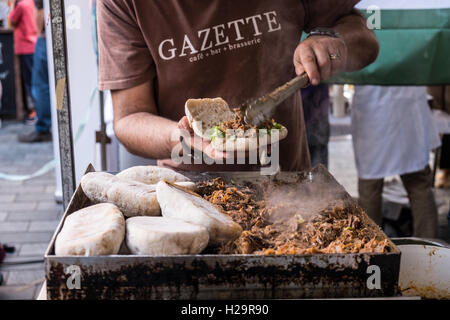 London, UK. 25th  September, 2016. The Balham Food Festival 2016 begins today showcasing the goumet food on offer in the local pubs, cafes,bars and restuarants followed by a week of foodie events from September 26th to October 2nd. Credit:  claire doherty/Alamy Live News Stock Photo