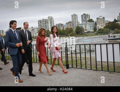 Vancouver, Canada. 25th Sep, 2016. Britain's Prince William (2nd L, front), the Duke of Cambridge, and Kate (1st R, front), the Duchess of Cambridge, walk with Canadian Prime Minister Justin Trudeau (1st L, front) and Justin's wife Sophie in Vancouver, Canada, Sept. 25, 2016. Britain's Prince William and his wife Kate, the Duke and Duchess of Cambridge, visited Vancouver during their second day tour in British Columbia. This is the second time Prince William visiting Vancouver since 1998. Credit:  Liang Sen/Xinhua/Alamy Live News Stock Photo