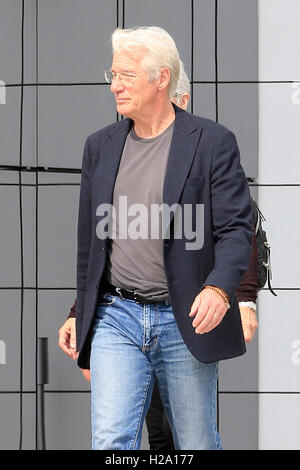 Villarreal, Castellon, Spain. 26th September, 2016. Actor Richard Gere during his visit to Porcelanosa in Villarreal, Castellón.  26/09/2016 Credit:  Gtres Información más Comuniación on line,S.L./Alamy Live News Stock Photo