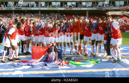 File photo dated 15-05-2004 of Arsenal players celebrate with the Barclaycard Premiership trophy. Stock Photo