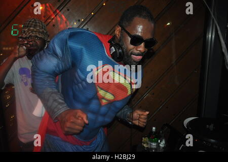 Idris Elba performing a DJ set at the Box Park Stock Photo