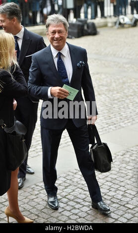 Alan Titchmarsh arrives for the Service of Thanksgiving for Sir Terry Wogan at Westminster Abbey, London. Stock Photo