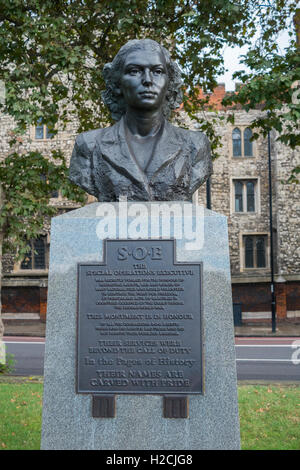 Memorial to the Special Operations Executive (SOE), featuring bust of Violette Szabo, Lambeth, London, UK Stock Photo