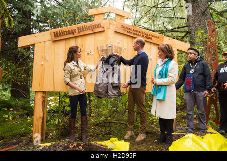 The Duke and Duchess of Cambridge unveil a plaque dedicating the rainforest to the Queen's Commonwealth Canopy network, alongside Premier of British Columbia Christy Clark Great Bear Rainforest in Bella Bella, Canada, during the third day of the Royal Tour to Canada. Stock Photo