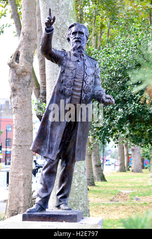 London, England, UK. Statue: William Booth (founder and first General of the Salvation Army) on Mile End Road, Whitechapel Stock Photo