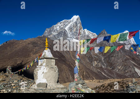 A tibetan buddhist stupa above the village of Dingboche (4800m) on the way to Everest Base camp in the Khumbu region of Nepal. T Stock Photo