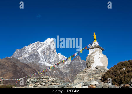 A tibetan buddhist stupa above the village of Dingboche (4800m) on the way to Everest Base camp in the Khumbu region of Nepal. T Stock Photo