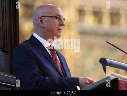 Ken Bruce speaks during the Service of Thanksgiving for Sir Terry Wogan at Westminster Abbey, London. Stock Photo