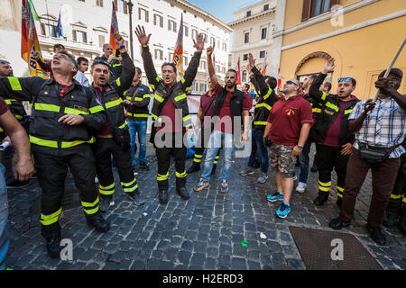 Rome, Italy. 27th September, 2016. Temporary firefighters shout slogans and wave flags, outside the Chamber of Deputies, as they protest for regularisation against Italian governments in Rome, Italy on September 27, 2016. Credit:  Giuseppe Ciccia/Alamy Live News Stock Photo