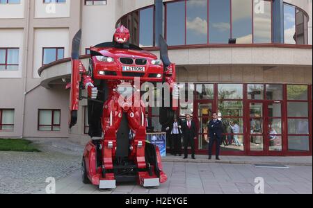 Ankara, Turkey. 27th Sep, 2016. Antimon is seen in its robot form during a media presentation in Ankara, Turkey, Sept. 27, 2016. The red vehicle Antimon has a BMW look but not able to take passenger. 'In car form, Antimon is mobile and in robot form it can move its head, neck, wrist and fingers. You can turn on and off its lights via remote control. The uniqueness is that it has the ability to talk interactively, give answer to your questions,' said Turgut Alpagot, co-founder and marketing director of Letvision, a Turkish innovative company in Ankara. © Zou Le/Xinhua/Alamy Live News Stock Photo