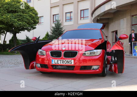 Ankara, Turkey. 27th Sep, 2016. Antimon is seen during a media presentation in Ankara, Turkey, Sept. 27, 2016. The red vehicle Antimon has a BMW look but not able to take passenger. 'In car form, Antimon is mobile and in robot form it can move its head, neck, wrist and fingers. You can turn on and off its lights via remote control. The uniqueness is that it has the ability to talk interactively, give answer to your questions,' said Turgut Alpagot, co-founder and marketing director of Letvision, a Turkish innovative company in Ankara. © Zou Le/Xinhua/Alamy Live News Stock Photo