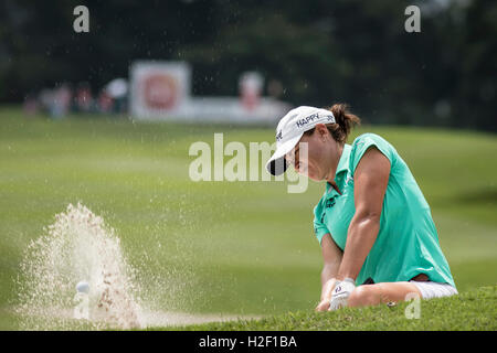 Kuala Lumpur, Malaysia. 28th Oct, 2016. Beatriz Recari landed her shot on the side of hilly green bunker. A good effort to hit the ball out from the bunker to the green. Credit:  Danny Chan/Alamy Live News.