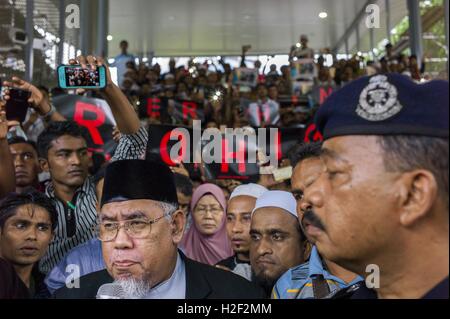 Kuala Lumpur, Malaysia. 28th Oct, 2016. Hundreds members of the Rohingya Muslim refugees gather in front of the UN Malaysia in Kuala Lumpur on 28th October, 2016 to protest against civilian deaths during a military operation in Rakhine state. Credit:  Chris Jung/ZUMA Wire/Alamy Live News Stock Photo