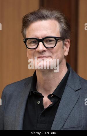 Italy, Rome, 27 October 2016 : British actor Colin Firth attends the photocall of the italian movie 'In bici senza sella' (Driving a seatless bicycle) to support the young temporary workers at La Sapienza University of Rome    Photo Credit:  Fabio Mazzarella/Sintesi/Alamy Live News