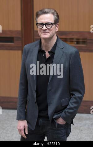 Italy, Rome, 27 October 2016 : British actor Colin Firth attends the photocall of the italian movie 'In bici senza sella' (Driving a seatless bicycle) to support the young temporary workers at La Sapienza University of Rome    Photo Credit:  Fabio Mazzarella/Sintesi/Alamy Live News