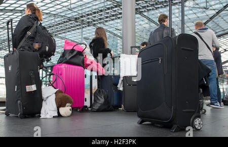 Berlin, Germany. 30th Sep, 2016. Travellers standing with their luggage at the central station in Berlin, Germany, 30 September 2016. PHOTO: PAUL ZINKEN/dpa/Alamy Live News Stock Photo