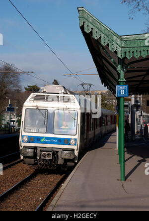 AJAXNETPHOTO. LOUVECIENNES, FRANCE. - RAILWAYS -  TRANSILIEN LINE SNCF TRAIN TO GARE ST.LAZARE, SAINT-LAZARE  ARRIVING AT PARIS SUBURBAN STATION. PHOTO:JONATHAN EASTLAND/AJAX REF:D62903 780 Stock Photo
