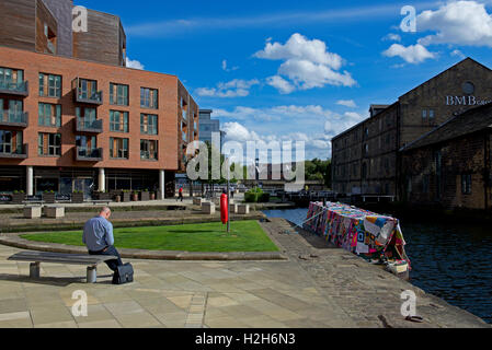 The canal basin of the Leeds & Liverpool Canal, Granary Wharf, Leeds, West Yorkshire, England UK Stock Photo