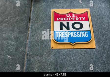 'U.S. Property - No Trespassing' sign on a wall of a US Mail office location in Manhattan. Stock Photo