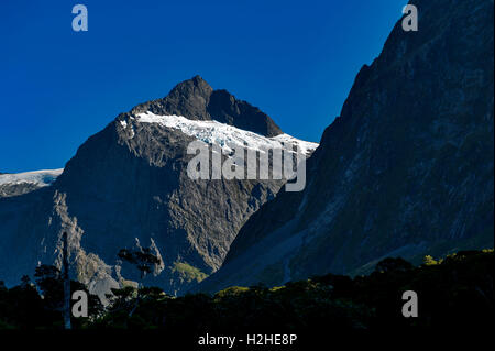 Scenic lookout of mountain peak at Monkey Creek on Milford Road to Milford Sound, New Zealand Stock Photo