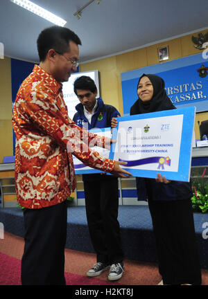 Makassar, Indonesia. 29th Sep, 2016. President Director of ZTE Indonesia Mei Zhonghua (1st L) awards scholarships to students during the memorandum of understanding (MOU) signing event concerning Information Communication Technology (ICT) Talents Innovation Center and ICT Scholarship Training between ZTE Indonesia and Hasanuddin University in Makassar of South Sulawesi, Indonesia, Sept. 29, 2016. © Zulkarnain/Xinhua/Alamy Live News Stock Photo