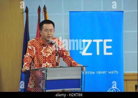 Makassar, Indonesia. 29th Sep, 2016. President Director of ZTE Indonesia Mei Zhonghua delivers a speech during the memorandum of understanding (MOU) signing event concerning Information Communication Technology (ICT) Talents Innovation Center and ICT Scholarship Training between ZTE Indonesia and Hasanuddin University in Makassar of South Sulawesi, Indonesia, Sept. 29, 2016. © Zulkarnain/Xinhua/Alamy Live News Stock Photo