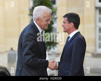 Paris, France. 29th Sep, 2016. Winfried Kretschmann (L; Greens), premier of the German state of Baden-Wuerttemberg; is greeted by French Prime Minister Manuel Valls in Paris, France, 29 September 2016. Topics for discussion include Brexit, securitys in Europe, migration and integration in Germany and France. PHOTO: SILAS STEIN/DPA/Alamy Live News Stock Photo