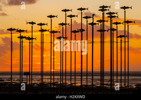 https://l450v.alamy.com/450v/h2kxwd/fish-on-poles-mobil-swivelling-art-feature-statue-piscatorial-seaside-h2kxwd.jpg